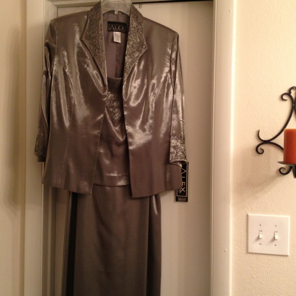 Beautiful full length Mother of the Bride/ Groom gown. 2 piece set